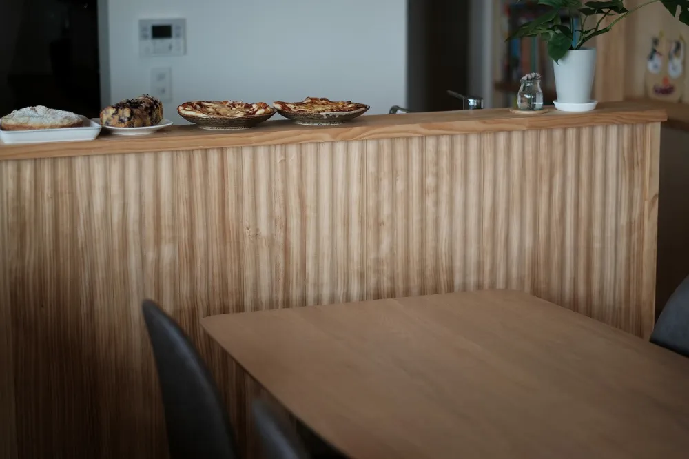 木目のきれいなキッチンカウンター