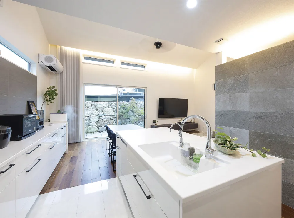 親世帯の内観は白が基調。LDKに勾配天井を採り入れて、開放感を高めています。