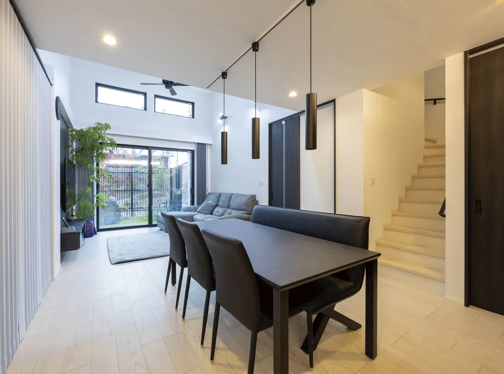 子世帯のLDKは、リビング部分にハーフ吹抜を採用。黒をアクセントにしたホテルライクな空間です。